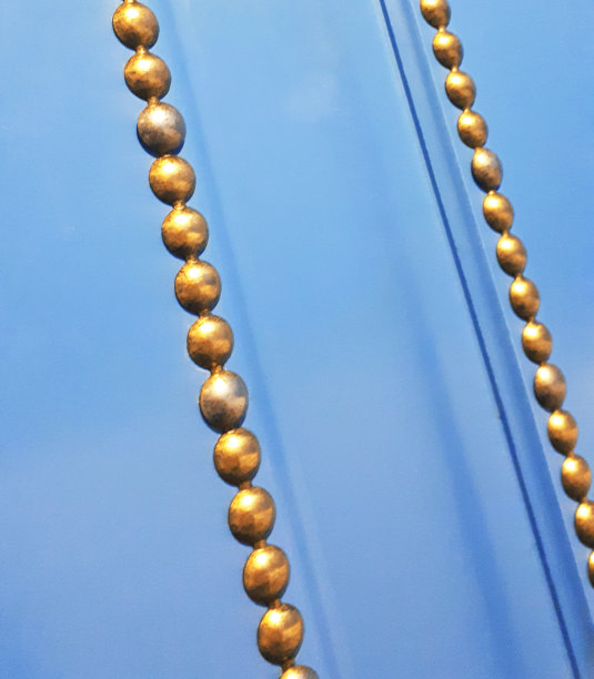 抽象照片背景蓝色木墙与复古铜铆钉。图片下载