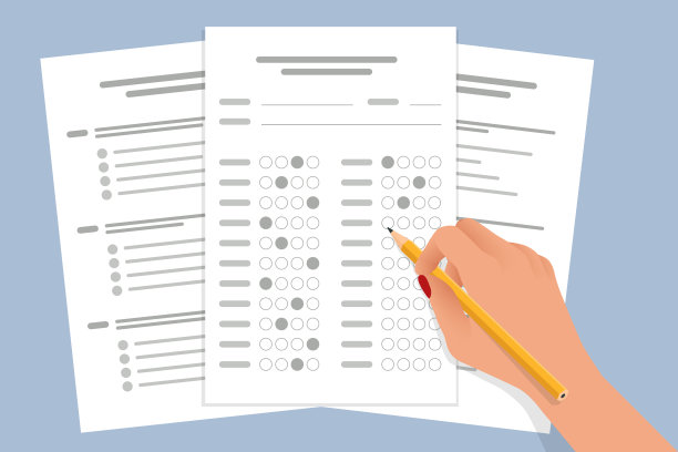 学生用铅笔在答题纸上填写答案。学校和教育。带有答案的考试成绩表图片下载