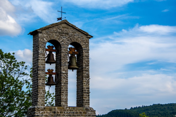 蓝色的天空映衬着三个铃铛图片下载
