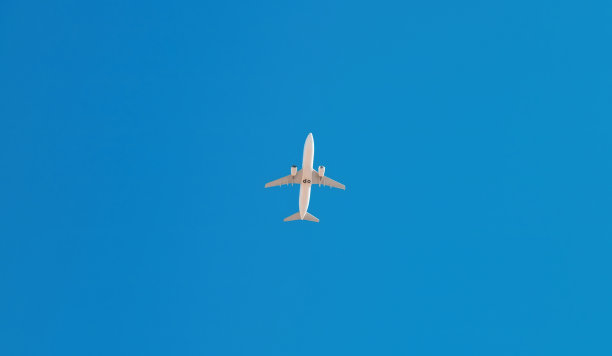 在头顶飞行的客机的底部视图图片下载
