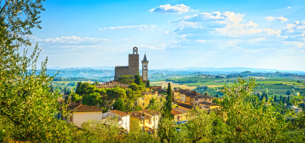 芬奇，达芬奇的出生地，乡村的天际线。佛罗伦萨,意大利托斯卡纳图片下载