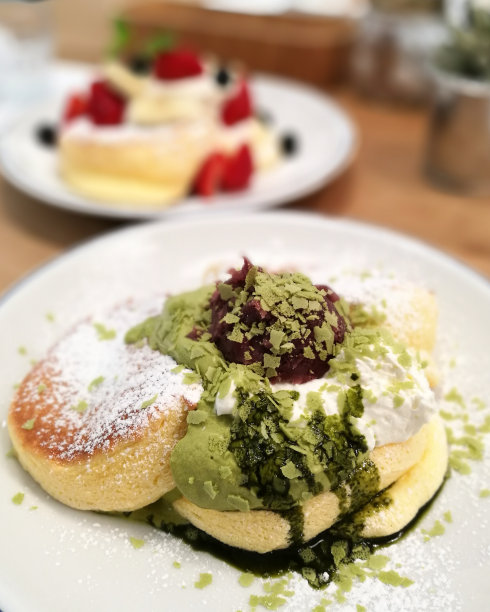 摩卡和红豆蛋奶酥煎饼，日式咖啡馆图片下载