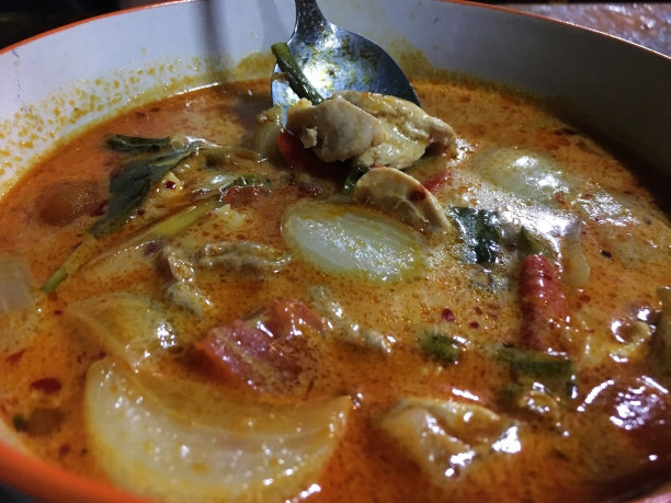 冬阴鸡是一种酸辣的泰国汤，通常和虾一起煮。冬阴功汤起源于泰国。图片下载