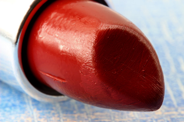 特写红色唇膏上的蓝色背景图片下载