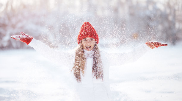 女孩在公园里玩雪图片下载