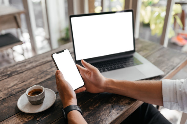 人用笔记本电脑裁剪视图复制空间，为您的文字或推广内容，手机图片下载