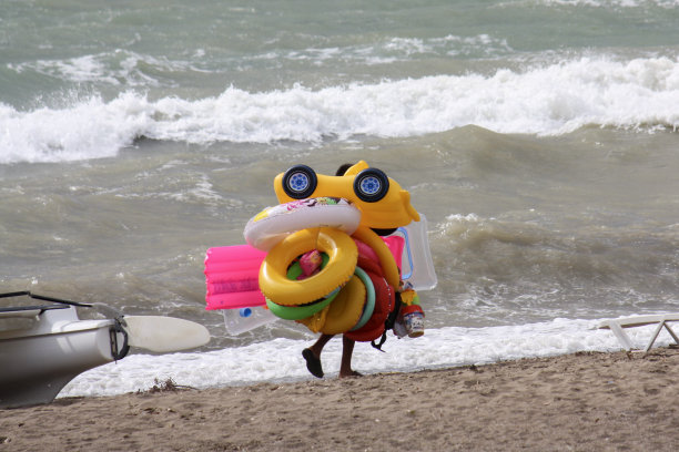 安塔利亚。海滩上的卖主。图片下载