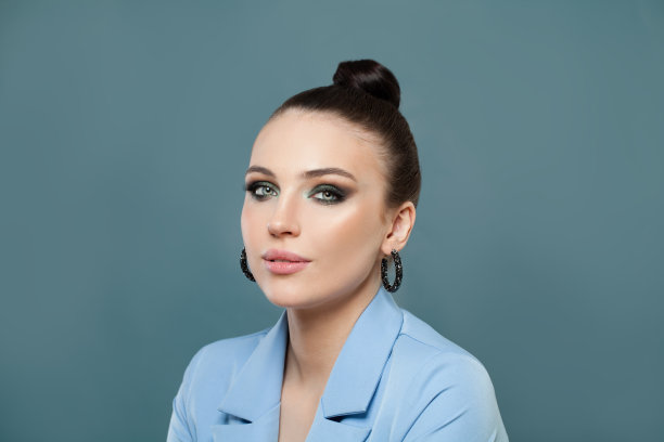 可爱的女人，深色头发，蓝色背景图片下载