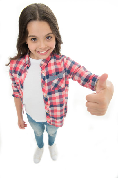 不错的选择。强烈推荐。小女孩竖起大拇指，孤立白色背景。女孩快乐微笑推荐。儿童高度推荐用拇指向上的手势。做出正确选择图片下载