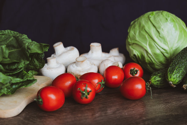 深色背景上的维生素蔬菜组。农场的收成。乌克兰的时令蔬菜。图片下载