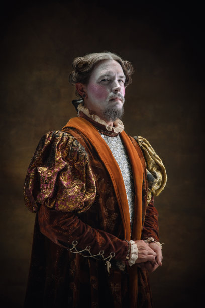 年轻男子约翰塞巴斯蒂安巴赫在深绿色背景。复古风格，比较时代的概念。图片下载