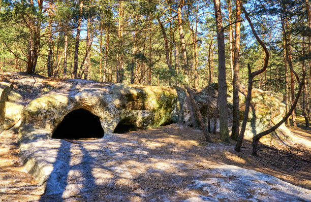 布兰肯堡砂岩景观中的神秘地下洞穴入口。哈尔茨国家公园。图片下载