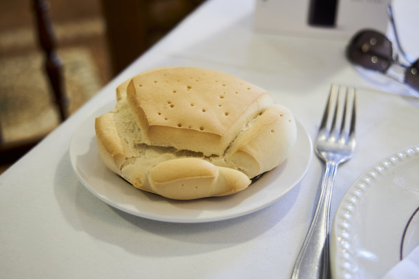 一盘卡斯提尔面包卷图片下载