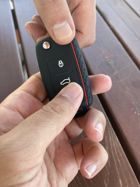 一个男人把车钥匙给了另一个男人图片下载