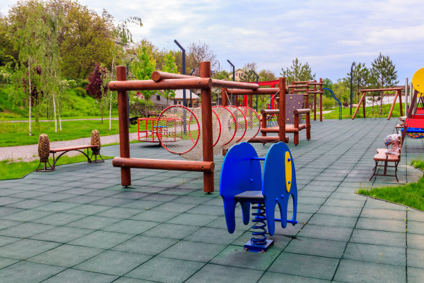 城市公园里空荡荡的彩色儿童游乐场图片下载