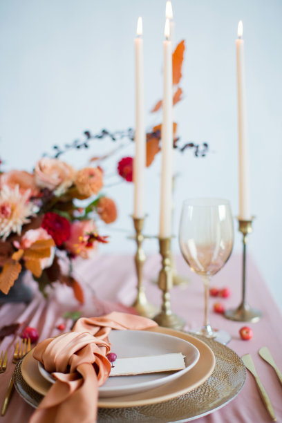 漂亮的餐桌上摆满了鲜花图片下载