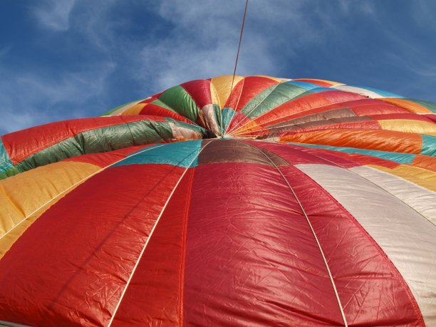 顶部的彩色热气球，因为它是充气的图片下载
