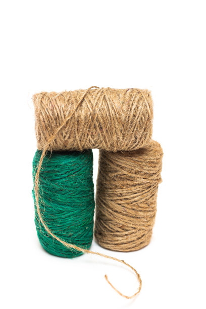三股绳。细绳。麻线是棕色和绿色的。在白色的背景上。图片下载
