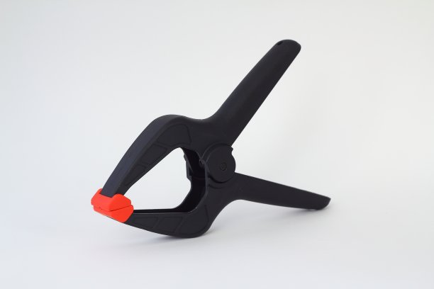 单个黑色塑料弹簧夹隔离在白色背景上图片下载