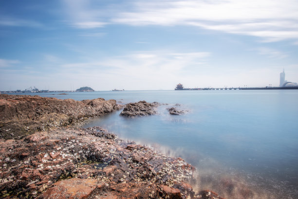 青岛海岸线的现代建筑图片下载