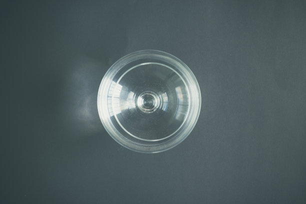 顶视图优雅的玻璃与清澈的酒。像梅斯卡尔，水晶龙舌兰酒，黑色背景图片下载