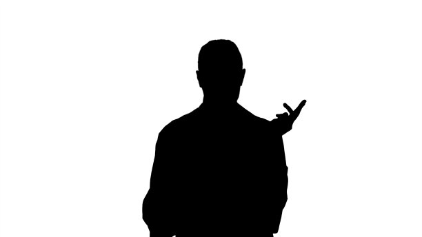 剪影:女医生身穿白大褂，看着x光片，ct扫描，mri图片下载