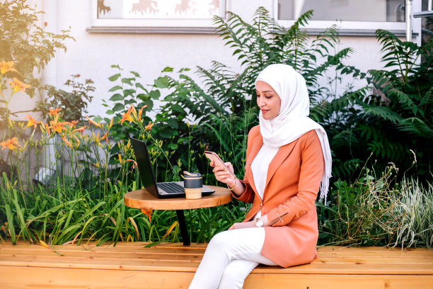 在街头咖啡馆工作的漂亮阿拉伯年轻女孩图片下载