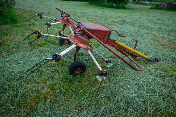 红色回转耙式拖车图片下载