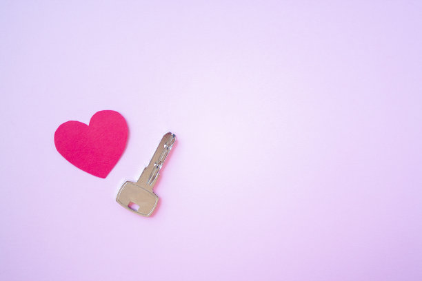 纸红心近钢键亮粉色背景。心的关键。健康的关键概念、标志。爱情情人节2月14日本空间图片下载