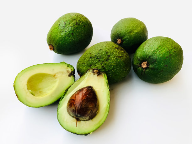 带切片的新鲜绿色牛油果图片下载
