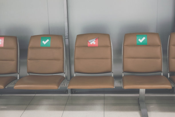 机场的社交距离乘客座椅。冠状病毒covid-19预防图片下载