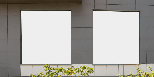 城市时装店橱窗上的两大白色广告横幅图片下载