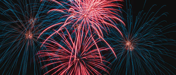 真正五颜六色的烟花在夜空中，五颜六色的烟花在黑色的背景上图片下载