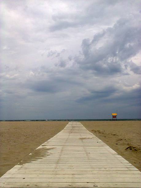 夏天多云的海滩木制甲板人行道图片下载