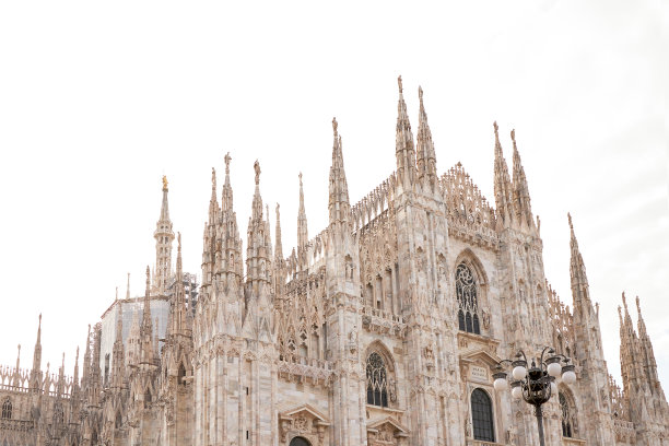 历史建筑大教堂的底部视图。意大利米兰。08.2020图片下载