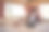年轻的亚洲男子穿着斯科特衬衫放松与笔记本电脑在床上露营车图片下载