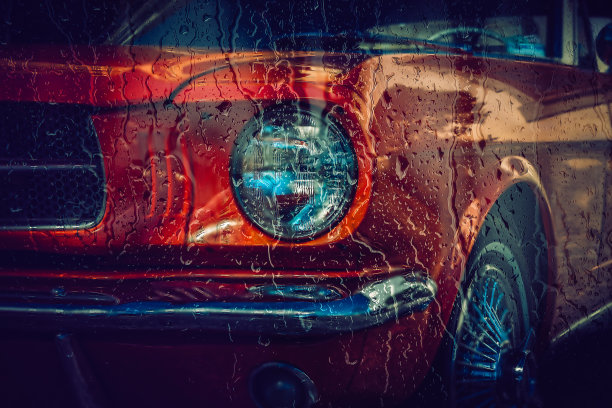 六十年代的经典美国车，在湿玻璃后面图片下载