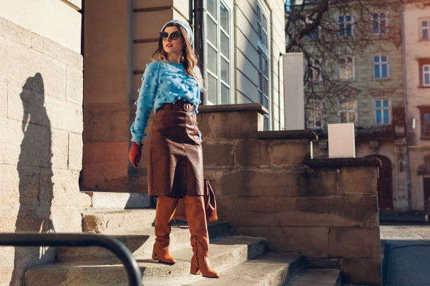 肖像时尚的女人穿着毛衣贝雷帽皮裙在城市。秋季时尚的配饰和服饰。图片下载