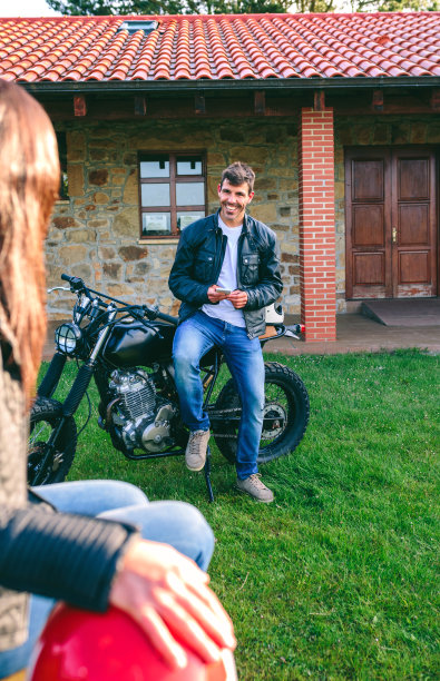 一个男人坐在特制的摩托车上图片下载