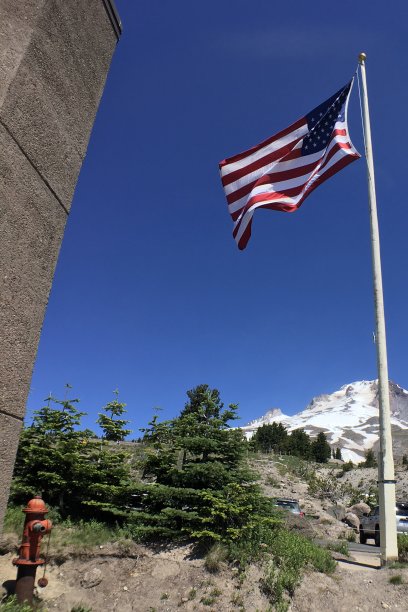 一面旗帜，一个雪帽，一个消防栓-抽象图片下载