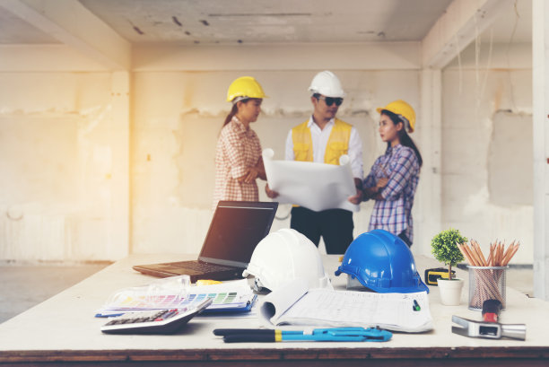 亚洲团队工程师在建筑工地工作。建筑的概念图片下载