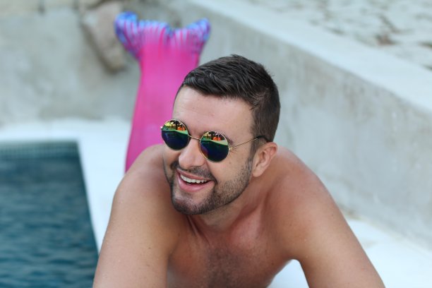 游泳池里英俊的人鱼图片下载