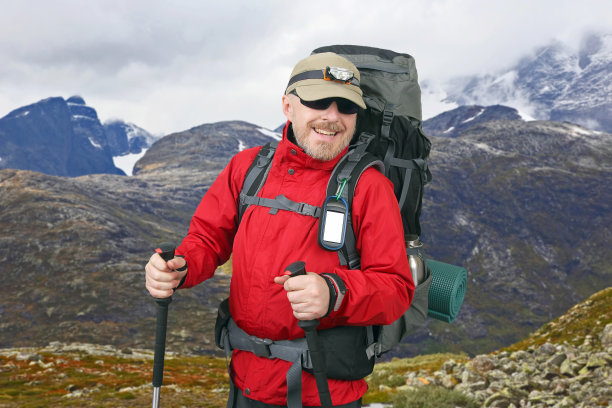 快乐的旅行者背着背包在高地旅行。挪威的山区地形。斯国家公园图片下载