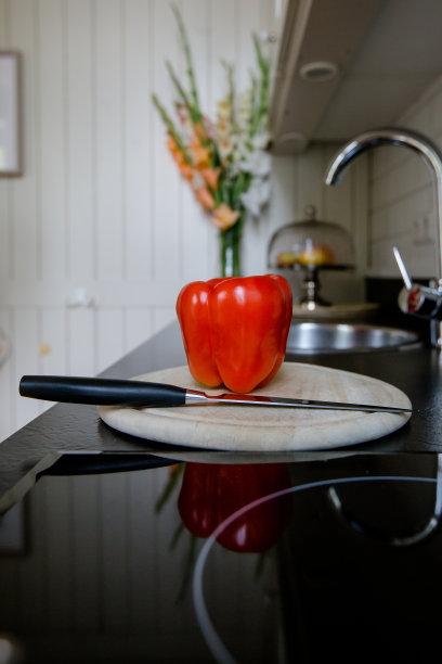 辣椒放在砧板上图片下载