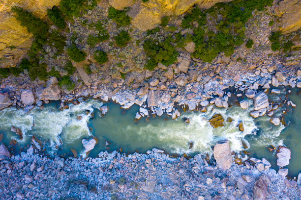 河水从空中流过。图片下载