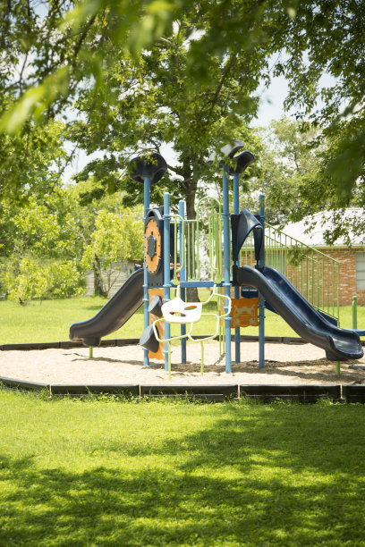 社区公园游乐区。图片下载