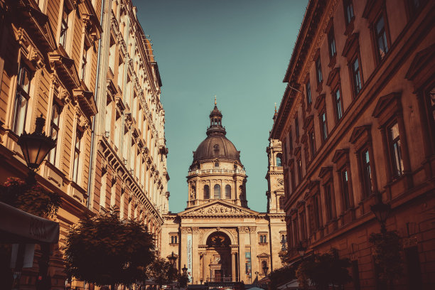 Zrinyi Utca街和圣斯蒂芬大教堂图片下载