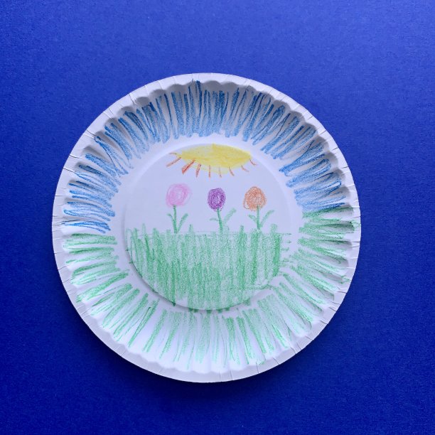 儿童在纸盘上的绘画图片下载