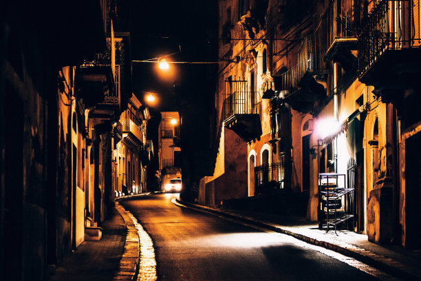 西西里岛拉古萨空荡荡的街道图片下载