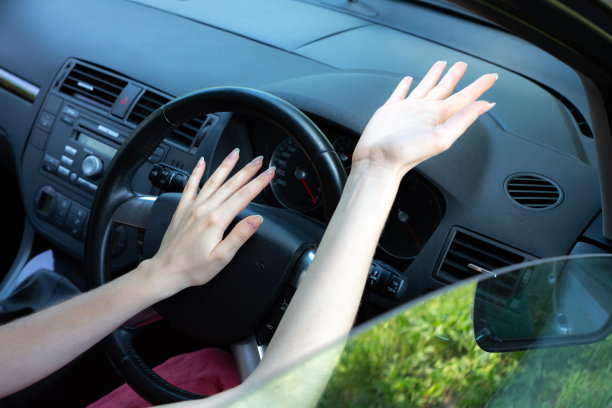 愤怒的女人在方向盘后面。开车时未知情况。图片下载